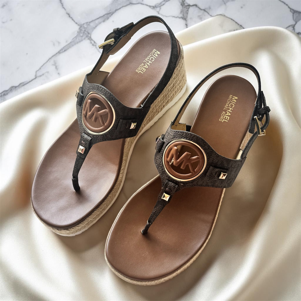 Keilförmige Sandalen – Braun und Monogramm – Michael Kors