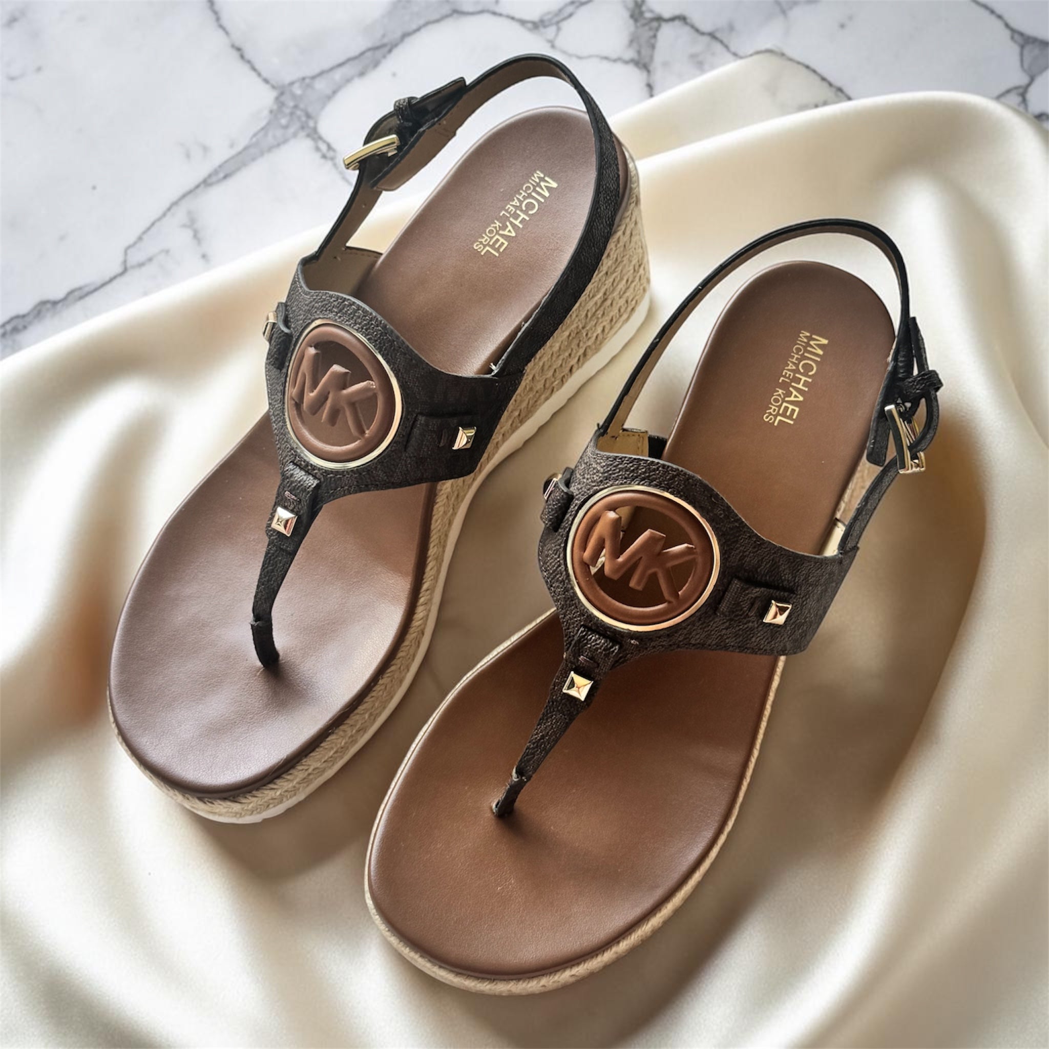 Keilförmige Sandalen – Braun und Monogramm – Michael Kors
