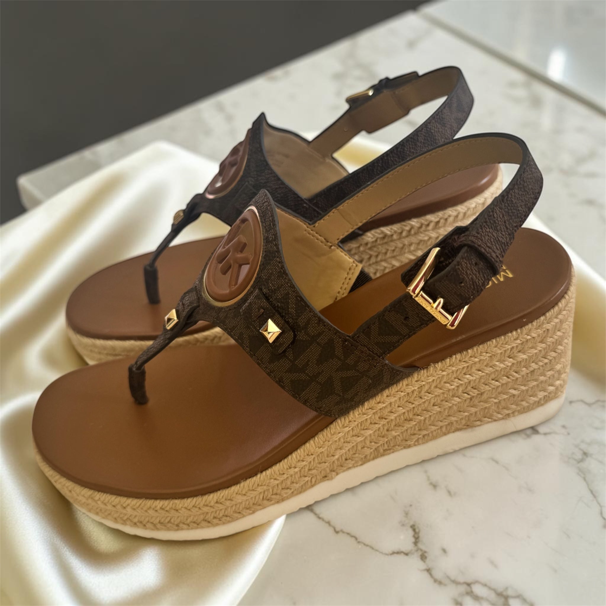 Keilförmige Sandalen – Braun und Monogramm – Michael Kors